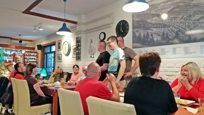 Główny Szlak Sudecki - etap VI - wręczanie pamiątkowych medali